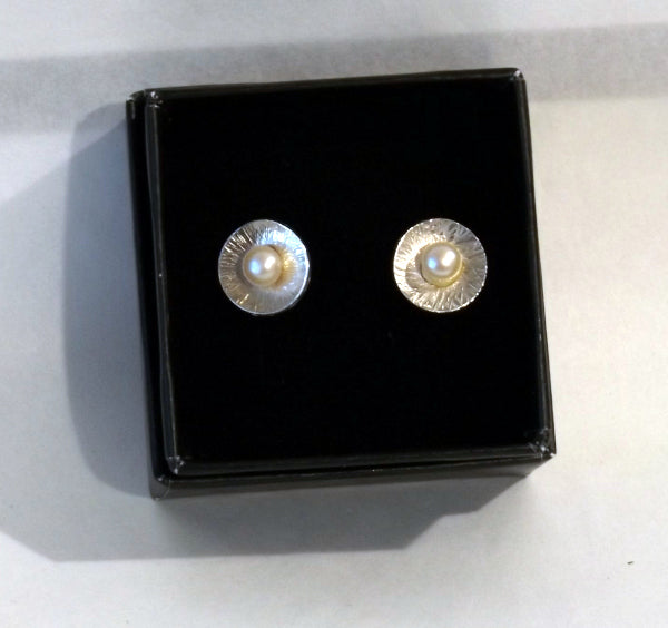 Stud Earrings - Round with Pearl