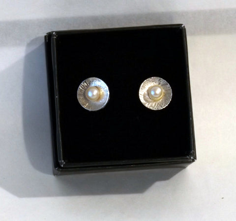 Stud Earrings - Round with Pearl